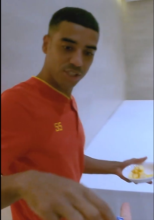 国足异国他乡接受“击拳挑战”，艾克森&蒋光太收到礼物中文致谢