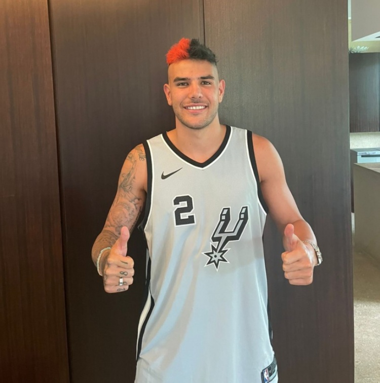 米兰进欧冠，承诺必须要遵守！特奥已将头发染成了红黑色