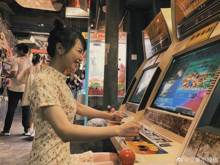 dota2女主持辣台妹立蓁晒复古碎花裙照蓁喜欢长沙78