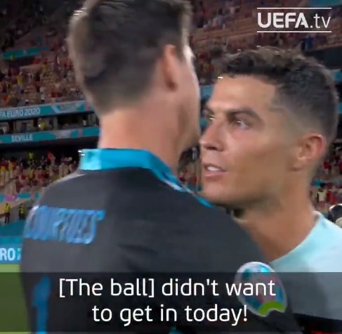 C罗和库尔图瓦打招呼:今天皮球就是不想钻进球门