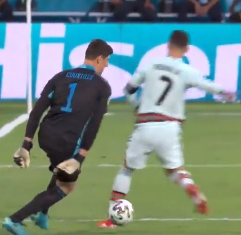 反击从现在开始！面对C罗上抢，库尔图瓦冷静晃过对方