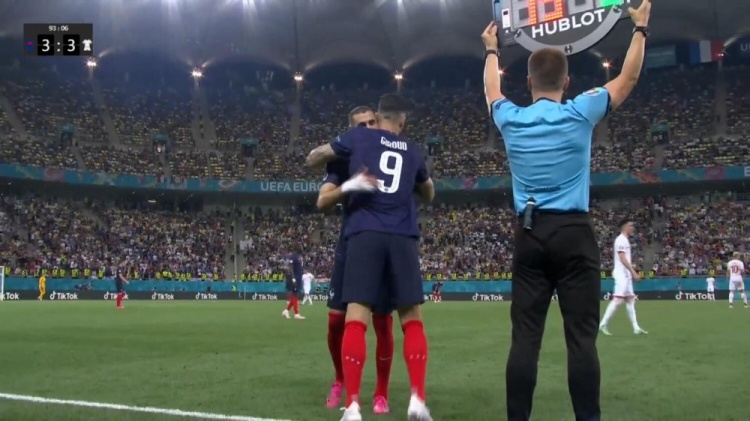 本泽马加时赛伤退吉鲁替补登场,两人拥抱致意