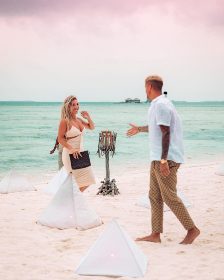 曼城后卫坎塞洛在马尔代夫求婚成功，现在已与伴侣订婚
