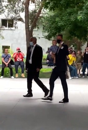 签约完成!拉莫斯被拍到离开巴黎总部