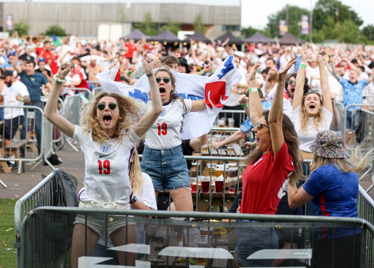 太阳报：欧洲杯战塞尔维亚，英格兰球迷被禁售烈性啤酒只能喝果啤