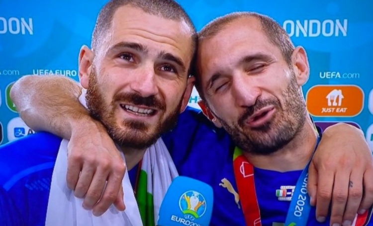 玄冥二老啵一下,赛后采访博努奇和基耶利尼亲吻脸颊