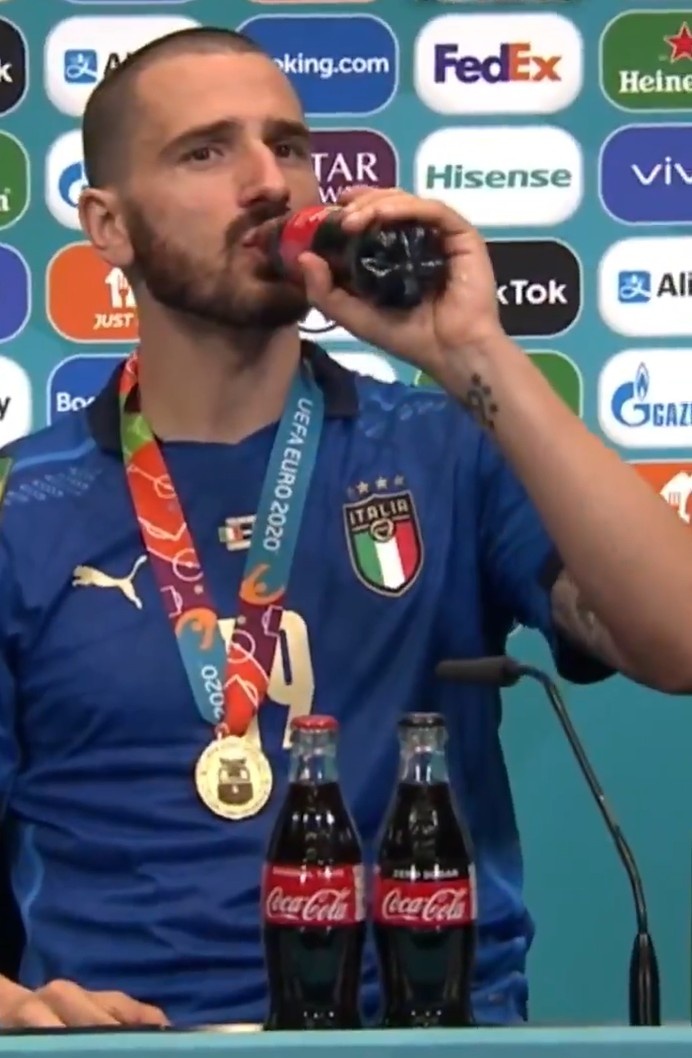 味道美滋滋,博努奇先喝啤酒再喝可乐