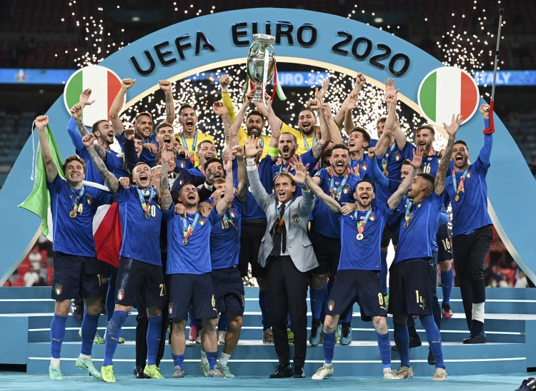 一文回顾2020欧洲杯：时代轮回经典重现奖杯归属蓝衣军团