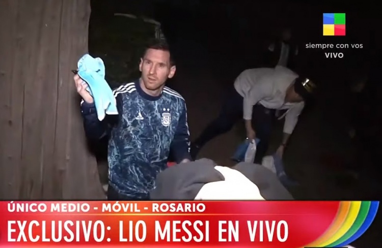 失业男子不忘营业?梅西回到罗萨里奥的家中耐心为球迷签名