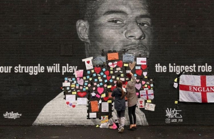 家乡的爱！当地居民用爱心字条修复拉什福德壁画，向其表示支持