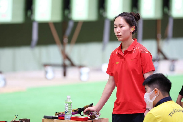 女子十米气手枪资格赛 中国"双保险"姜冉馨&林月美