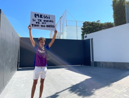 真爱！球迷在梅西家门口举牌：如果你留下，我把所有的积蓄都给你