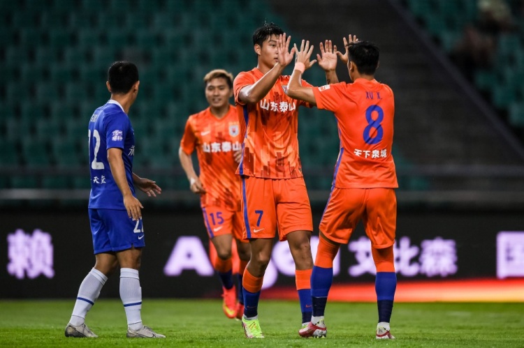 半场-郭田雨双响费莱尼伤退 泰山2-0沧州