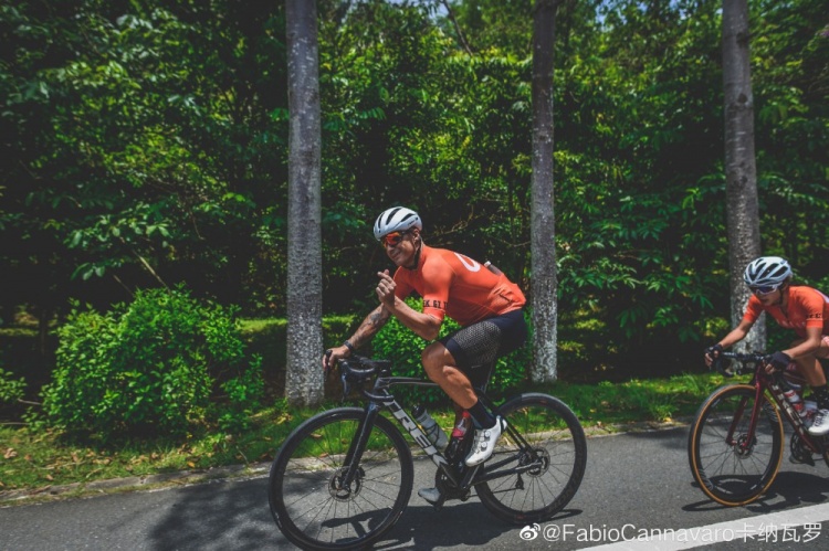 卡帅再晒骑行照:30多天跟球队封闭后,骑车放松简直太需要了!