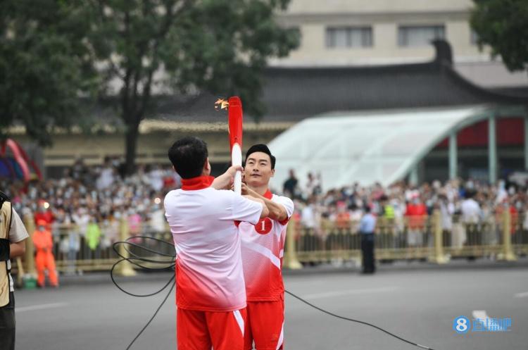 第十四届全运会圣火在西安传递奥运冠军秦凯任第一棒火炬手