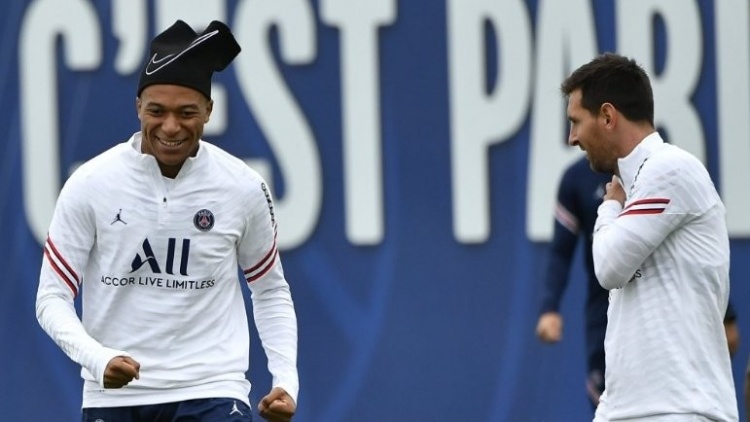 巴黎晒姆巴佩训练照：帽子拉风抢镜令人哭笑不得