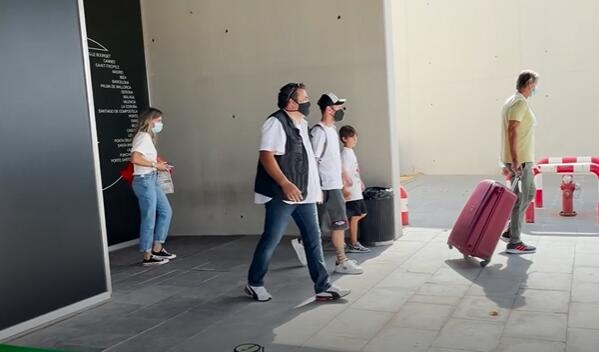 回去看看，梅西和一家人回到巴塞罗那家中过周末