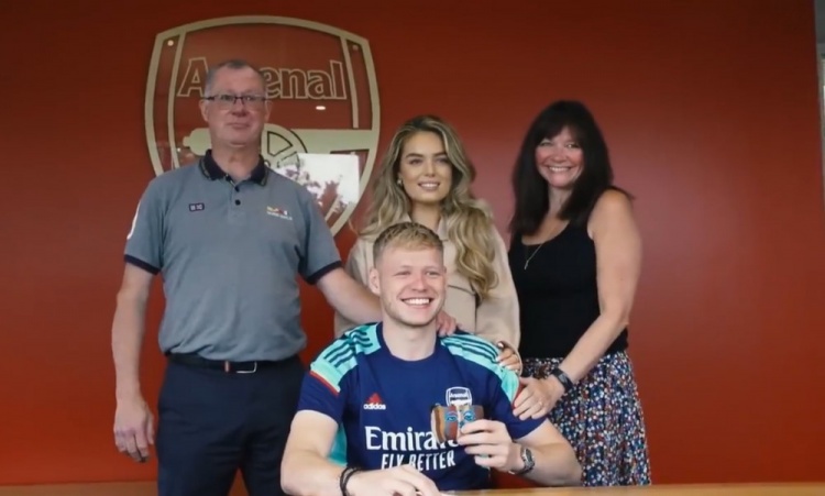 有爱！拉姆斯代尔将爷爷骨灰带到签约现场合影