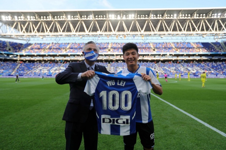 西班牙人赛前为武磊举行百场纪念仪式,并送上纪念球衣