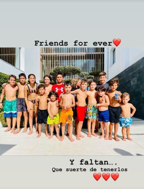 安东内拉与布斯克茨女友相聚斗舞，为孩子们与好友举行告别会