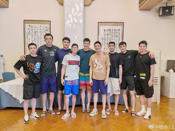 杨鸣晒聚餐照致我们终将逝去的青春祝贺天举未来一切顺利