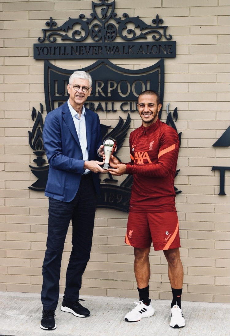 获得2020最佳阵容奖杯,蒂亚戈晒与温格合照:特别的一天