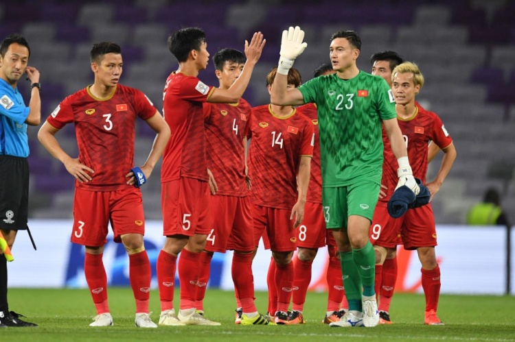 体坛:越南足协取消本赛季联赛,有球员因此回家帮父母收废品