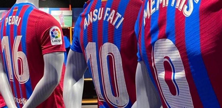 世体:巴萨官方商店已经上架印有法蒂名字的10号球衣
