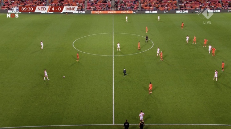 荷兰主场战黑山比赛进行中，小球迷跑入球场与德佩合影
