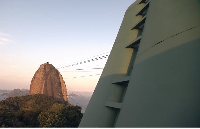 解说雨童分享巴西赛区颁奖仪式：夺冠了坐缆车去山上捧杯！
