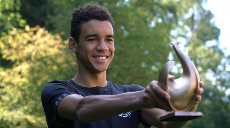 官方:穆西亚拉获得新人类别中最受观众欢迎的德国“金鸡奖”