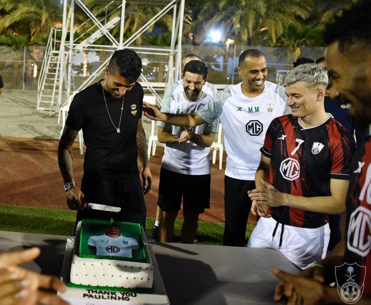 带着笑容离队，吉达国民为保利尼奥举办道别仪式