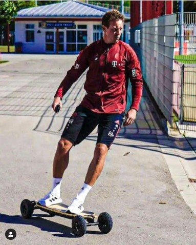 今日趣图：阻止莱万进球的唯一方式？