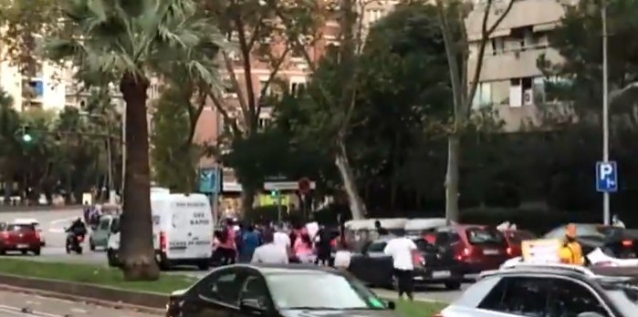 诺坎普的新英雄!法蒂赛后乘车离开,球迷狂热追逐