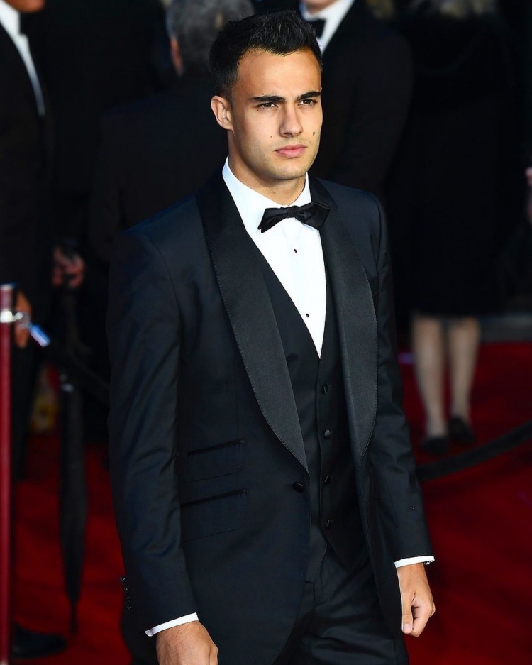 盛装出席,雷吉隆和女友参加《007:无暇赴死》伦敦首映礼