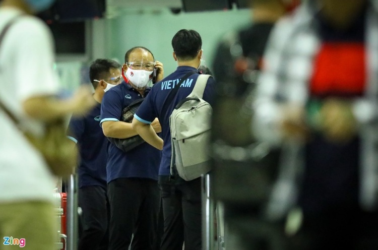 越南队飞赴阿联酋，12强赛将战中国、阿曼