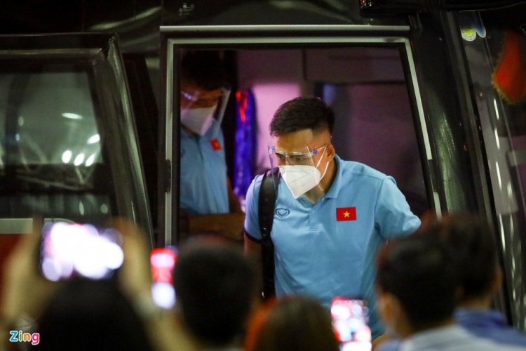 越南队飞赴阿联酋，12强赛将战中国、阿曼