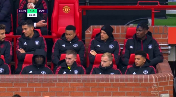 C罗、林加德师徒比邻而坐，博格巴头顶新发型