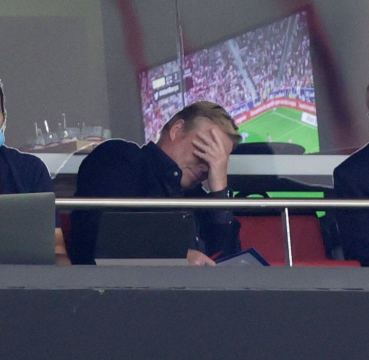 没眼看！苏亚雷斯破门后，科曼在看台上捂脸?‍♂️