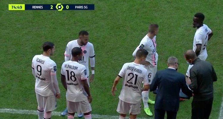 内马尔、维拉蒂、盖耶换下,伊卡尔迪、维纳尔杜姆、埃雷拉上