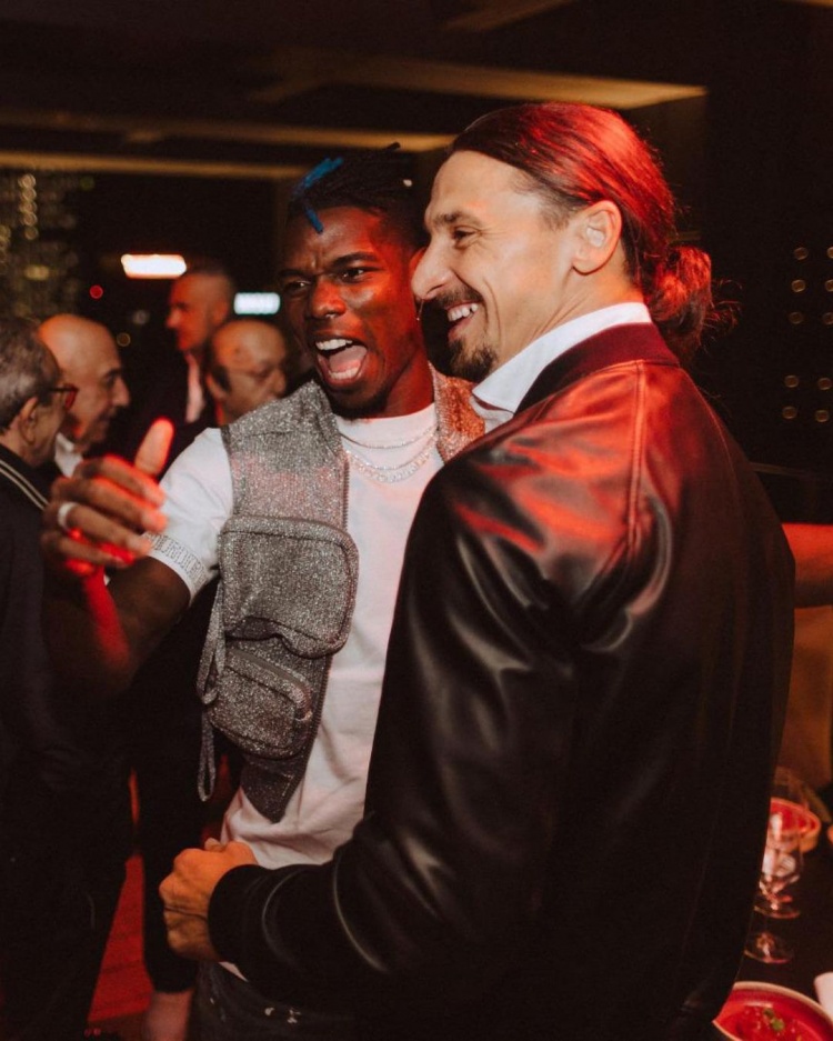 博格巴晒与伊布合照：小丑遇上了狮子