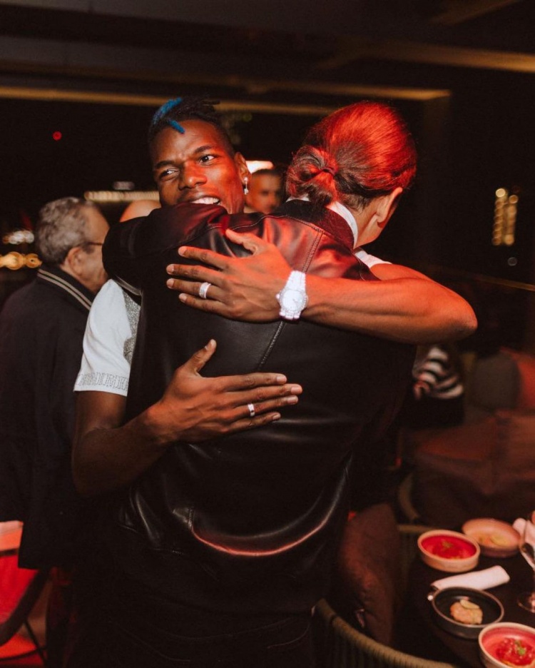 博格巴晒与伊布合照：小丑遇上了狮子