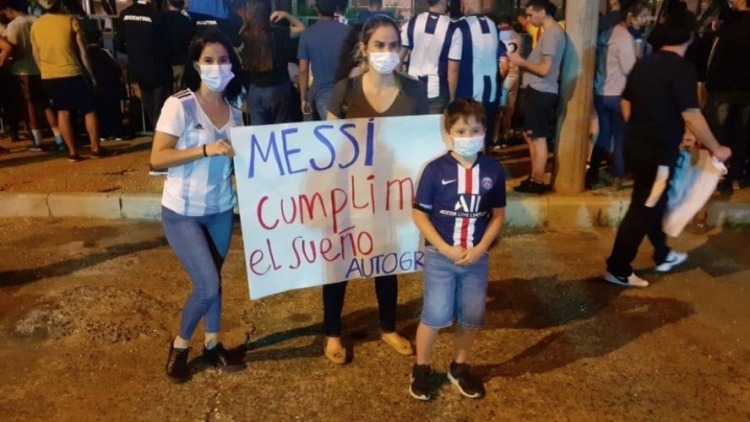 巴拉圭当地球迷到酒店热烈欢迎梅西：莱奥是我唯一的英雄