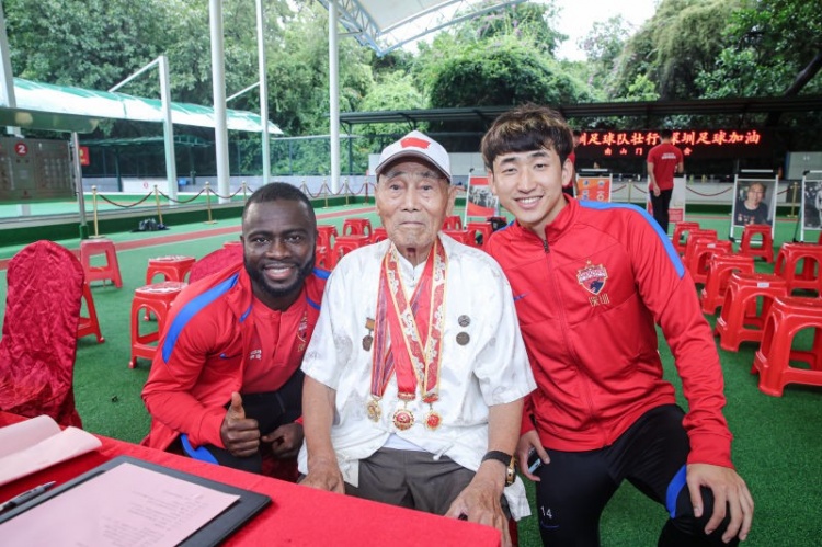 向战斗英雄学习，深圳队汲取前行力量征战足协杯