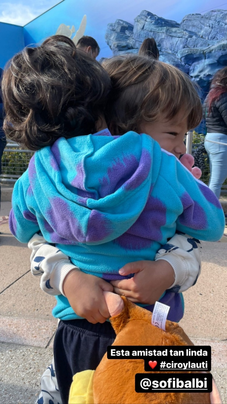 和孩子在一起的幸福时光❤️安东内拉晒陪孩子在巴黎游玩的照片