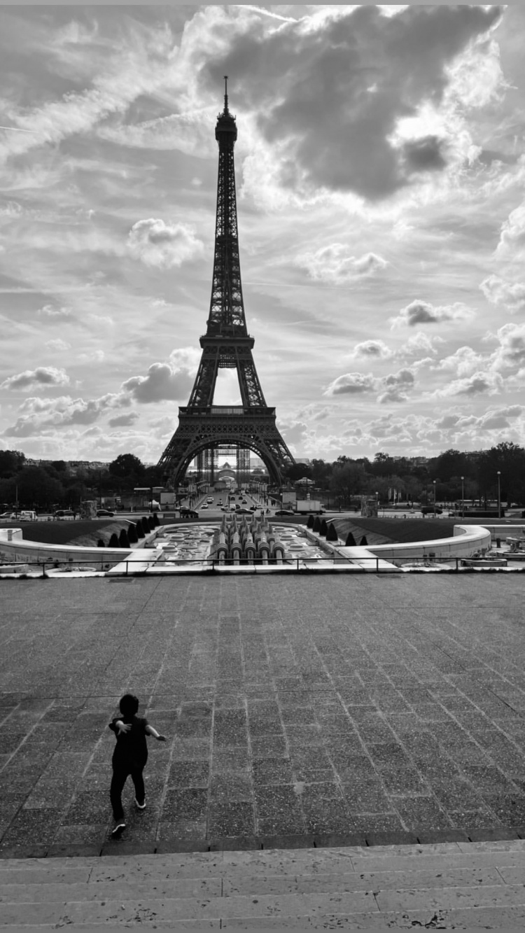 和孩子在一起的幸福时光❤️安东内拉晒陪孩子在巴黎游玩的照片