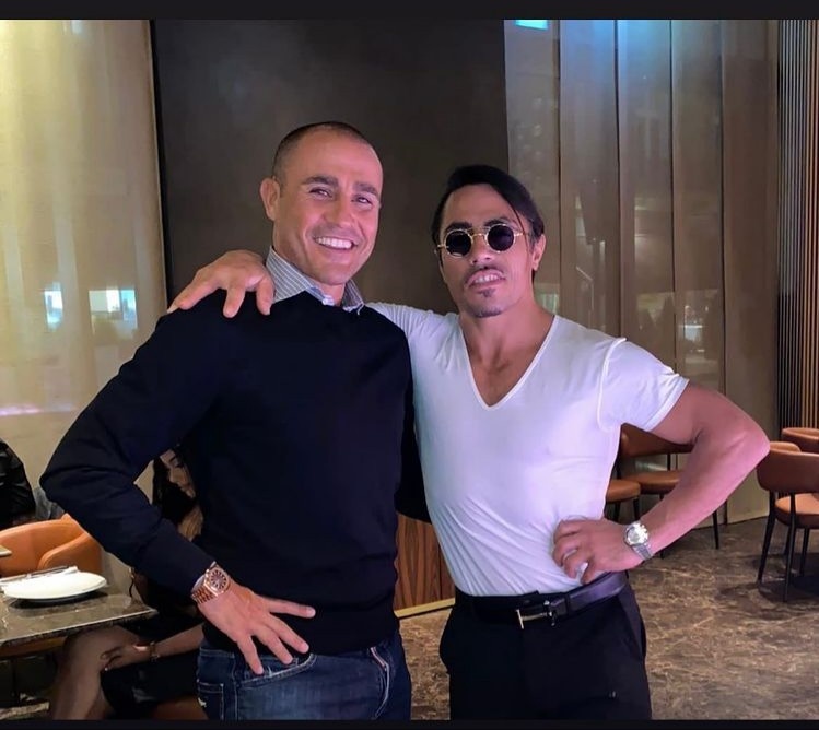 我也来尝尝,卡纳瓦罗光顾撒盐哥餐厅