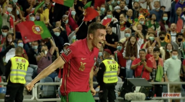 C罗停球后倒钩被扑获角球，帕利尼亚头球破门后模仿C罗招牌庆祝