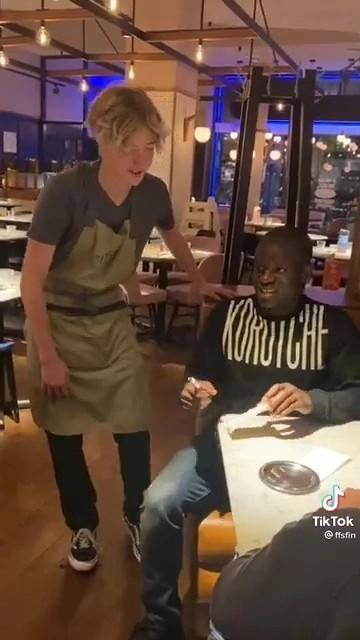 坎特到披萨店吃饭,亲切给店员签名并合影留念