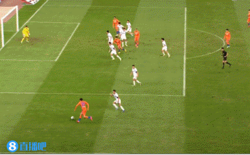 做球射门样样行！费莱尼劲射破门，泰山1-0领先